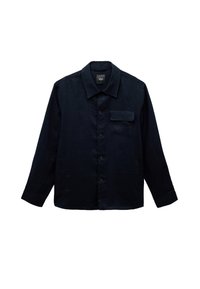 Camisa de botón de manga larga en azul marino con cuello, un bolsillo en el pecho con tapa y dos bolsillos laterales, exhibida sobre un fondo blanco.