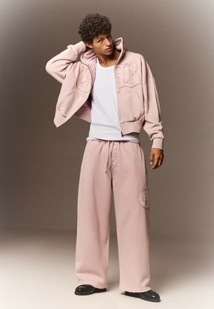 Bershka, SUPER BAGGY EMBROIDERED WASHED -  TROUSERS - Tracksuit bottoms - light pink