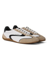 Ζευγάρι sneakers χαμηλού τύπου με λευκό δέρμα, μπεζ σουέτ, μαύρες λεπτομέρειες, λευκά κορδόνια και καφέ λαστιχένιες σόλες, με την επωνυμία Karl Lagerfeld στο πλάι.