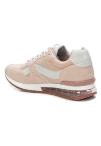 Sneaker rosa chiaro con texture scamosciata, dettagli bianchi, suola con cuscino d'aria trasparente e design della punta arrotondata.