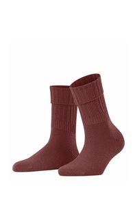 Chaussettes côtelées bordeaux exposées ensemble, avec un revers et une texture lisse, sur un fond blanc uni.