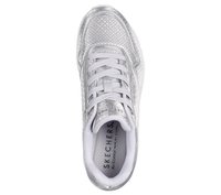 Sneaker argent métallique avec un design perforé, des lacets blancs et une semelle intérieure en mousse à mémoire de forme. Présente un bout arrondi et une semelle rembourrée.