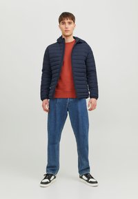 Jack & Jones JJESTAR CREW NECK - Sweatshirt - cinnabar