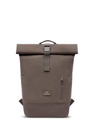 Brauner Roll-Top-Rucksack mit vorderem Verschluss, vertikaler Reißverschlusstasche, Seitentaschen und "Johnny Urban" Logoaufnäher vorn in der Mitte.