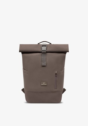 Zaino marrone con chiusura a rotolo, fibbia frontale, tasca verticale con cerniera, tasche laterali e toppa con il logo "Johnny Urban" al centro frontale.