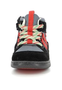 Zapatilla alta en negro y gris con ante texturizado, paneles de malla, cordones multicolores y una suela de goma con acento rojo.