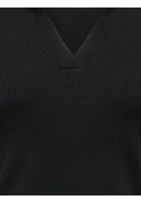 Crni rebrasti džemper s V-izrezom i teksturiranim tkanjem. Dizajn naglašava tijesno pristajajući kroj s glatkom teksturom.
