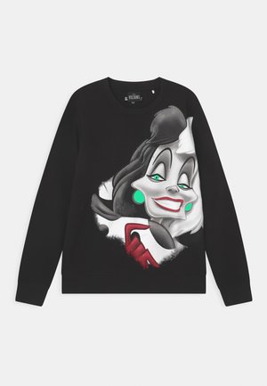 Felpa nera a maniche lunghe con una grande grafica di una donna sorridente con capelli metà bianchi e metà neri, orecchini turchesi e guanto rosso.