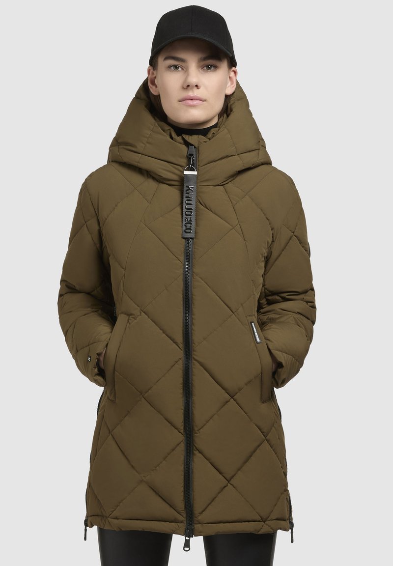 Cappotto imbottito trapuntato khaki con colletto alto, zip frontale, tasche laterali e cappuccio removibile. Tessuto liscio con finitura opaca.