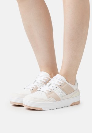 Sneakers bianchi con accenti beige chiaro, materiali in pelle e sintetici, punta rotonda, design con lacci, con logo sul lato e suola in gomma.