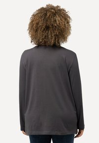 Szary T-shirt z długim rękawem o luźnym kroju, gładkiej fakturze i prostym designie, z okrągłym dekoltem i lekko zaokrąglonym dołem.