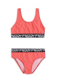 Set da bagno due pezzi color corallo in tessuto liscio. Presenta una banda nera con il logo "FREDDY" sia sul top che sui pantaloni. Design classico con canotta e slip.