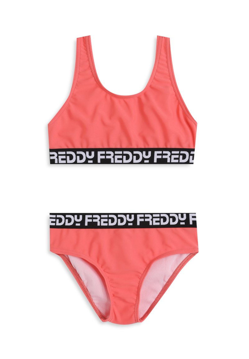 Set da bagno due pezzi color corallo in tessuto liscio. Presenta una banda nera con il logo "FREDDY" sia sul top che sui pantaloni. Design classico con canotta e slip.