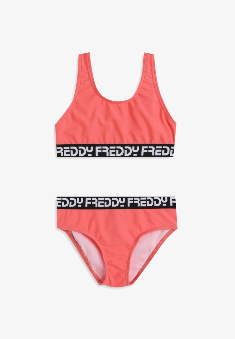 Set da bagno due pezzi color corallo in tessuto liscio. Presenta una banda nera con il logo "FREDDY" sia sul top che sui pantaloni. Design classico con canotta e slip.