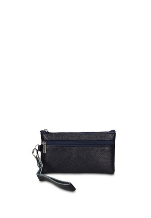 Pochette da polso in pelle nera texturizzata con due scomparti orizzontali con cerniera e una tracolla staccabile su sfondo bianco.