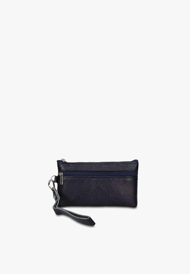 Pochette da polso in pelle nera texturizzata con due scomparti orizzontali con cerniera e una tracolla staccabile su sfondo bianco.
