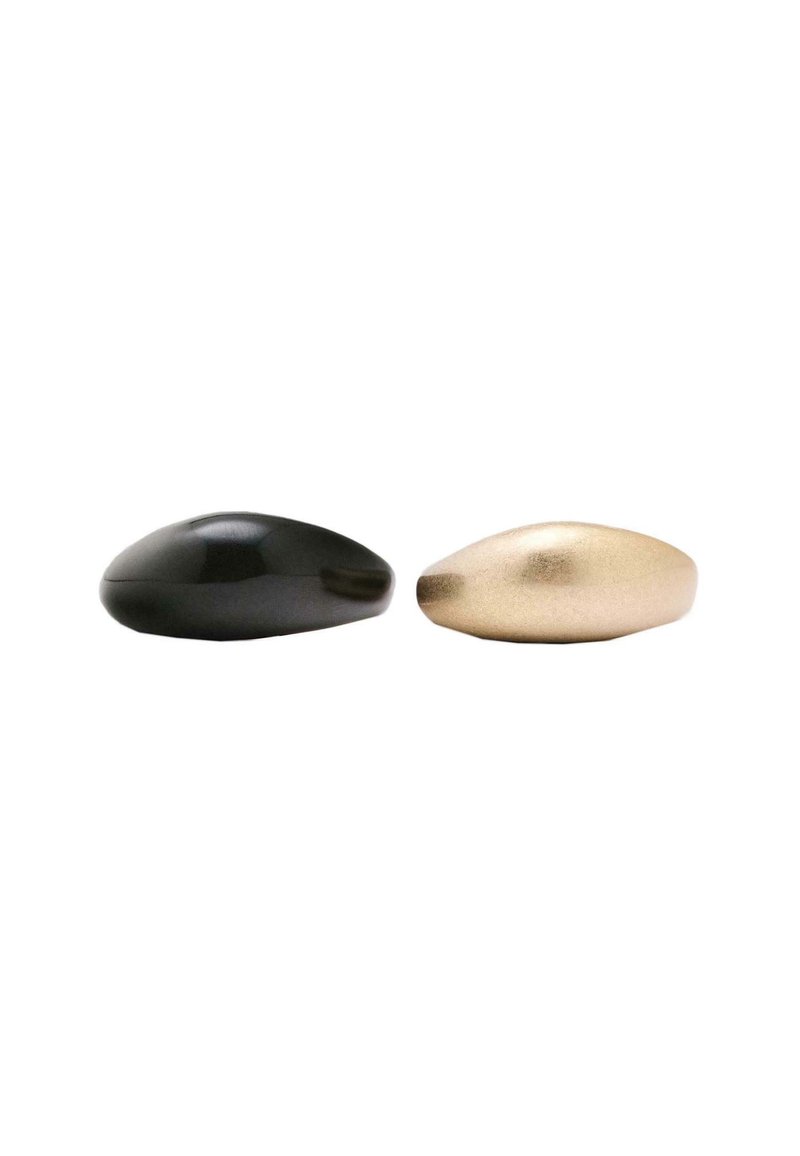 Due oggetti lisci e arrotondati: uno nero lucido e uno oro opaco. Entrambi hanno una forma allungata con sottili variazioni nella texture della superficie.