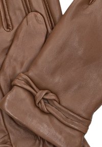 Bruine leren handschoenen met een gladde textuur, een geknoopte accent bij de pols en subtiele stiksels voor de vingercontouren.