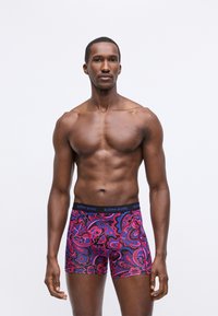 Férfi boxeralsó élénk rózsaszín és kék paisley mintával, fekete elasztikus derékpánttal, rajta a "BJÖRN BORG" logóval. Puha anyag, testhezálló kialakítás.