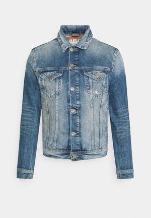 Lyseblå denimjakke med et klassisk design, der har to brystlommer, knaplukning og let falmede detaljer på stoffet.