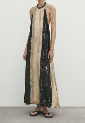Maxikjole i sort og beige, lavet af letvægtsstof med halterneck-design, der har abstrakte mønstre og en flydende silhuet.