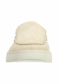 Beige suède instappers met een ronde neus en een witte rubberen zool. De bovenkant heeft een eenvoudig ontwerp en minimale stikseldetails.