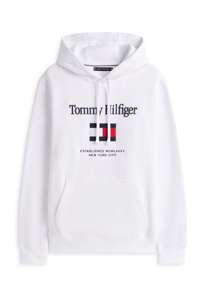 Sudadera con capucha blanca con un bolsillo delantero, que presenta el logo bordado de "Tommy Hilfiger" y un diseño de bandera tricolor en rojo, azul y blanco.
