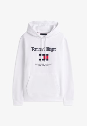 Sudadera con capucha blanca con un bolsillo delantero, que presenta el logo bordado de "Tommy Hilfiger" y un diseño de bandera tricolor en rojo, azul y blanco.