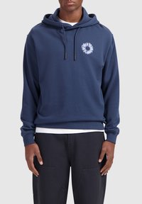 Marineblauwe hoodie van zacht materiaal met een voorkoffer. Kenmerkt een bloemenprint op de borst en verstelbare trekkoorden aan de capuchon.