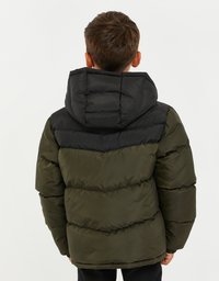 Puffjakke med en sort overdel og en olivengrøn underdel, der har en hætte og quiltet tekstur. Designet til varme og komfort.