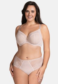 Set di lingerie beige composto da un reggiseno a copertura totale con bordi in pizzo, pannelli in rete e spalline regolabili, abbinato a culotte a vita alta con accenti floreali.