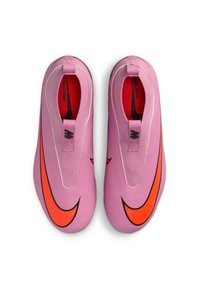 Różowe buty sportowe z elastyczną cholewką, z wyraźnym czarno-pomarańczowym logo Nike i teksturowaną podeszwą. Czerwone wnętrze.