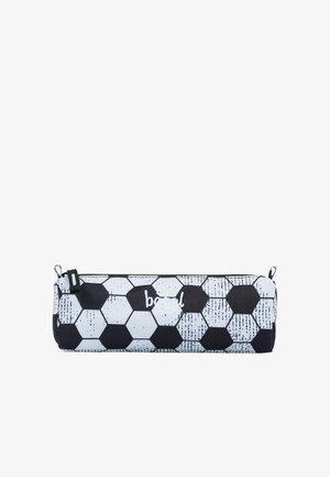 Federmäppchen mit einem schwarz-weißen Fußballmuster in sechseckiger Form, ausgestattet mit einem schwarzen Reißverschluss und einer kleinen Schlaufe zur Befestigung.