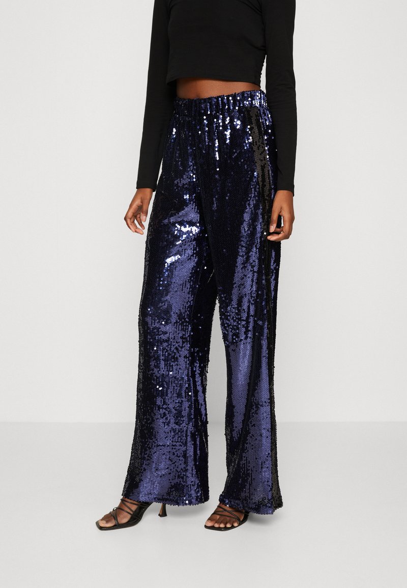 Colourful Rebel - EMY PANTS - Bukse - metallic blue, Forstørre