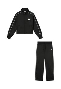 Zwarte trainingsoutfit met witte piping, ritssluiting jack met een hartlogo op de borst, bijpassende broek met een drawstring taille en kleine merklodo's.
