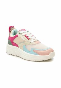 Zapatilla de materiales mixtos, con una combinación de colores rosa y azul, paneles texturizados, cordones blancos y una suela gruesa blanca.