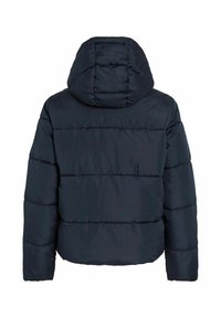 Tumesinine paksu jope kapuutsiga, millel on tikitud horisontaalsed õmblused, elastsed mansetid ja sile pind.