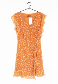 Robe fleurie orange avec manches à volants, design croisé et tissu fluide. Présente un décolleté plongeant en V et une petite découpe à l'arrière.