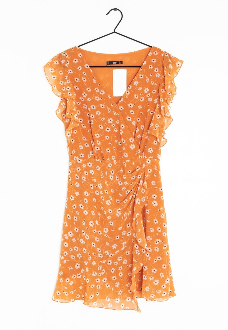 Robe fleurie orange avec manches à volants, design croisé et tissu fluide. Présente un décolleté plongeant en V et une petite découpe à l'arrière.