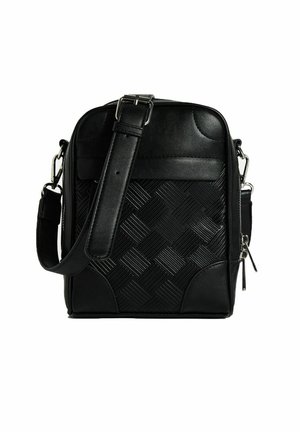 Sac bandoulière en cuir noir avec bandoulière réglable et motif damier texturé sur le panneau avant, fermeture éclair métallique et quincaillerie argentée.