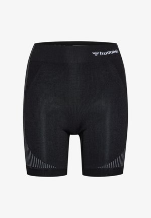 Czarne szorty z elastycznego materiału, z żeberkowym paskiem w talii. Posiadają siateczkowe wstawki po bokach oraz logo z przodu.