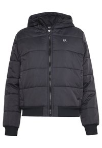 Sort dunjakke med hætte, med frontlynlås, ribbede manchetter og horisontal quiltet design. CK-logo på øverste venstre side.