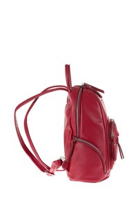 Zaino in pelle rossa con finitura testurizzata, due tasche laterali con zip, spallacci regolabili e design con sommità curva.
