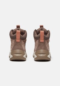 Sneaker high-top in suede e mesh marrone, con colletto imbottito, dettagli testurizzati e suola in gomma. Presenta una linguetta sul tallone.