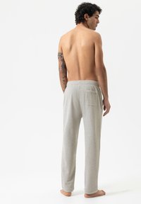 Grijze katoenen loungebroek met een relaxed fit, voorzien van een elastische tailleband en een achterzak. Soepele textuur, zonder patronen of afbeeldingen.