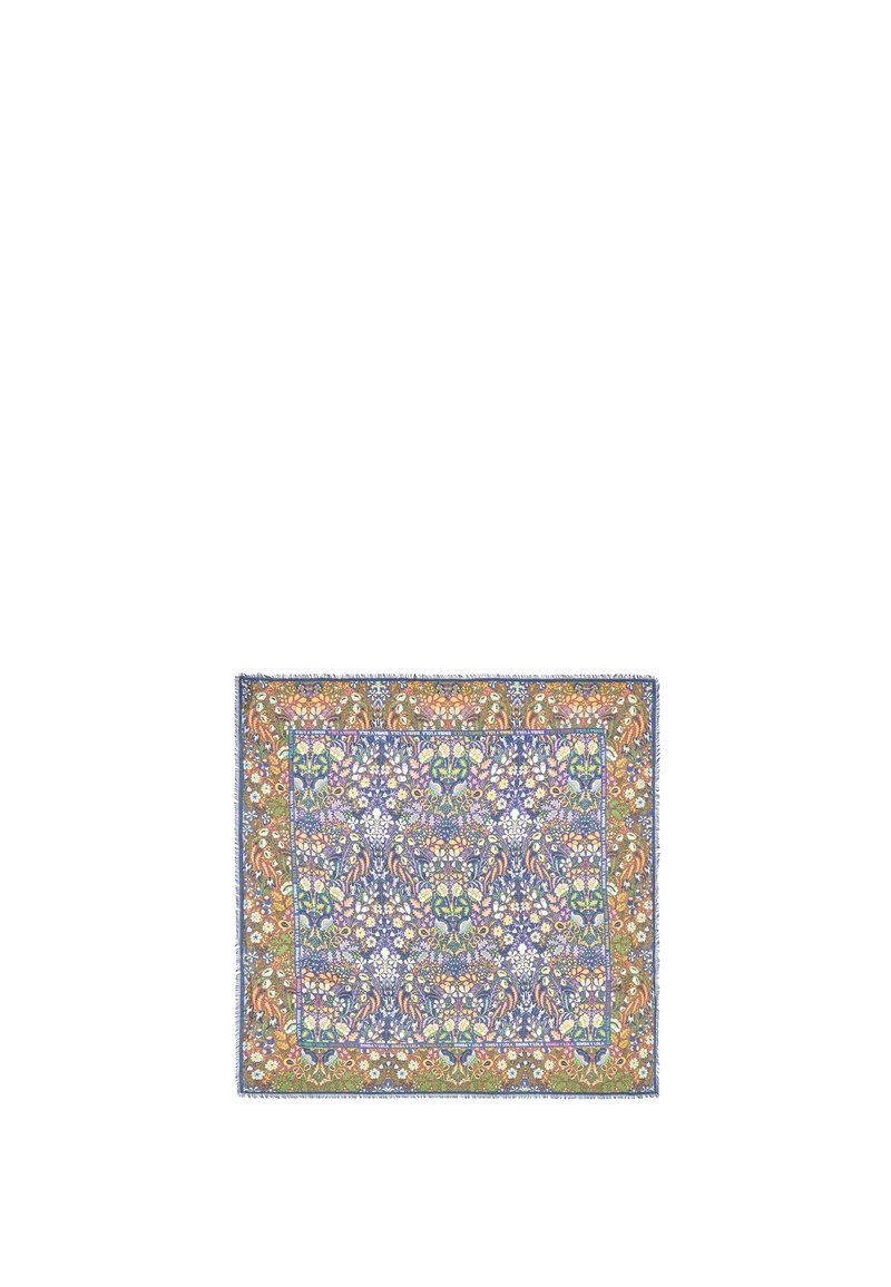 Pañuelo de seda con patrón floral multicolor que presenta diseños intrincados en azul, verde y naranja, con un borde con flecos.