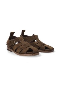 Braune Wildledersandalen mit offenen Zehen, Kreuzriemen-Design und runden Akzentbeschlägen. Flache Sohle mit strukturiertem Grip.
