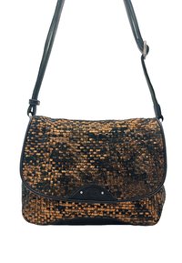 Sac à main tissé avec une surface texturée en noir et bronze. Dispose d'une bandoulière en cuir noir et d'un rabat arrondi avec un accent logo.