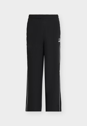 Pantaloni sportivi neri a gamba larga con vita elastica e strisce laterali bianche, con un piccolo logo bianco sulla parte superiore della coscia destra.