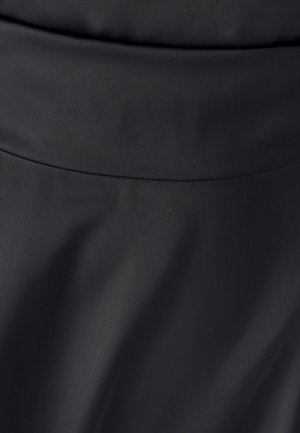Černá tkanina s hladkým povrchem a jemným leskem, která má přiléhavý pas a splývavý design. Žádné viditelné vzory ani kovové detaily.
